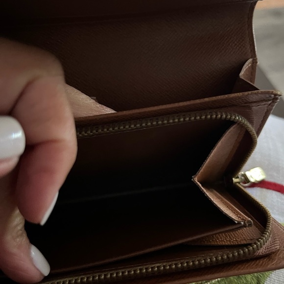 LUIS VUITTON
Compact Wallet - Picture 9 of 11